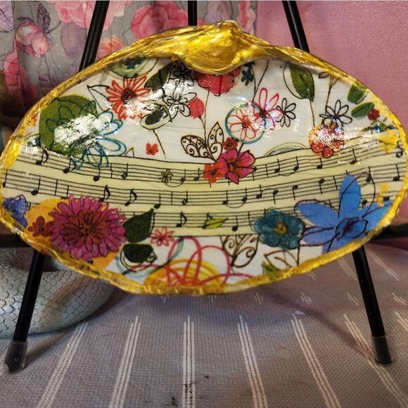 DECOUPAGE CLAM SHELL DECOUPAGE MUSIC 🎶 NOTES AND FLOWERS 💐 ON A CLAM SHELL - Picture 1 of 10